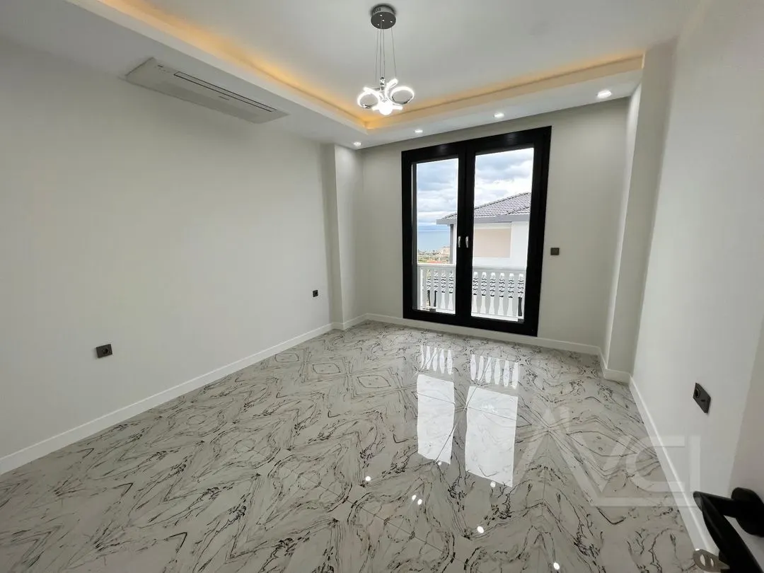 AVCI’DAN ALTINOLUK’TA 600M2 ARSA İÇİNDE BEYAZ KONAK
