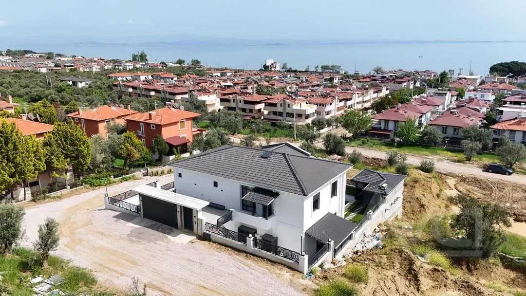AVCI’DAN ALTINOLUKTA 700M2 İÇERİSİNDE BEYAZ KONAK