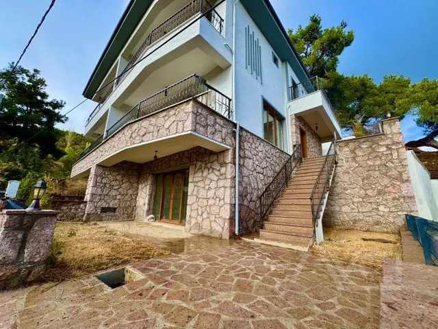 AVCI’DAN GİRİŞTE ODA 5+2 TAŞ KONAK TARZI DENİZ MANZARALI GENİŞ VİLLA