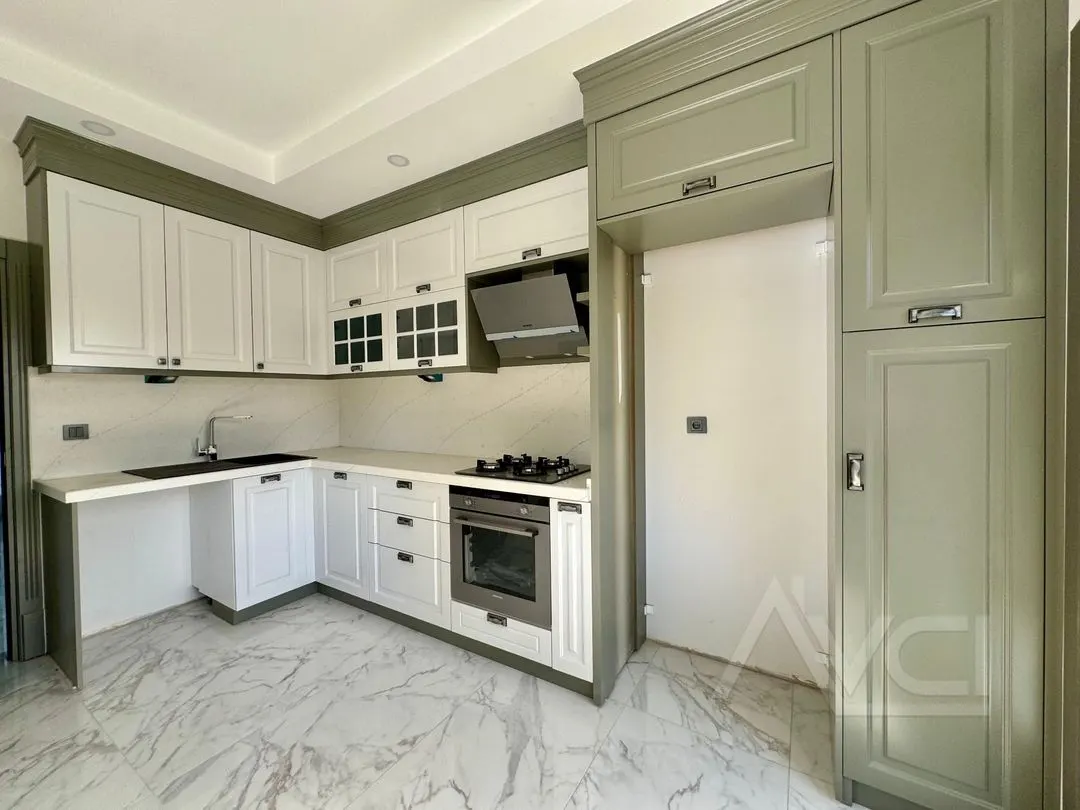 NARLIDA DENİZE 300MT 3+1 GENİŞ BAHÇE ALANI + HAVUZ  AYRI MUTFAK TERASLI