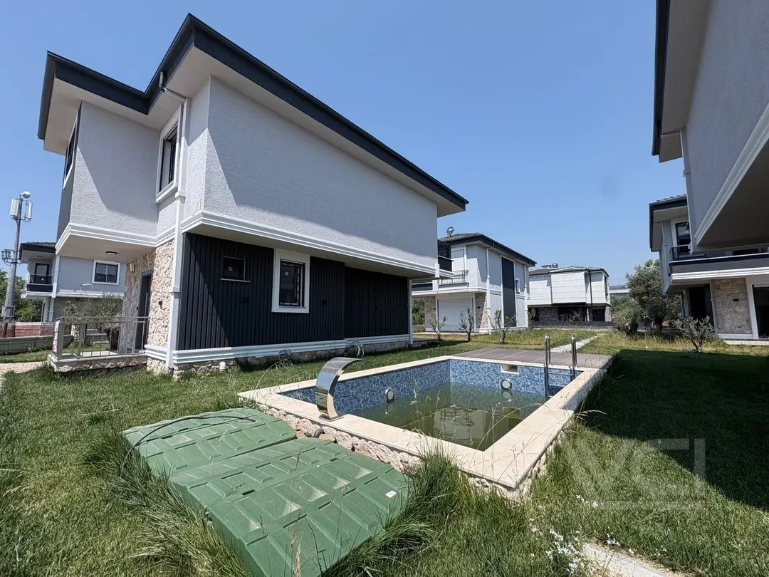 AVCI’DAN KÜÇÜKKUYUDA HAVUZLU SİTE İÇERİSİNDE 3+1 VİLLA