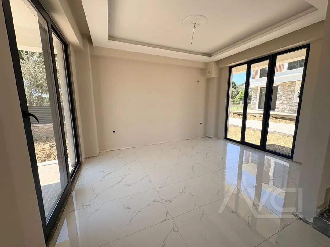 AVCI’DAN KÜÇÜKKUYU’DA YOL CEPHELİ SİTE İÇERİSİNDE 3+1 SIFIR VİLLA