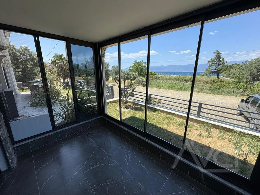 AVCI’DAN İSKELE’DE DENİZE SIFIR 5+2 300M2 VİLLA
