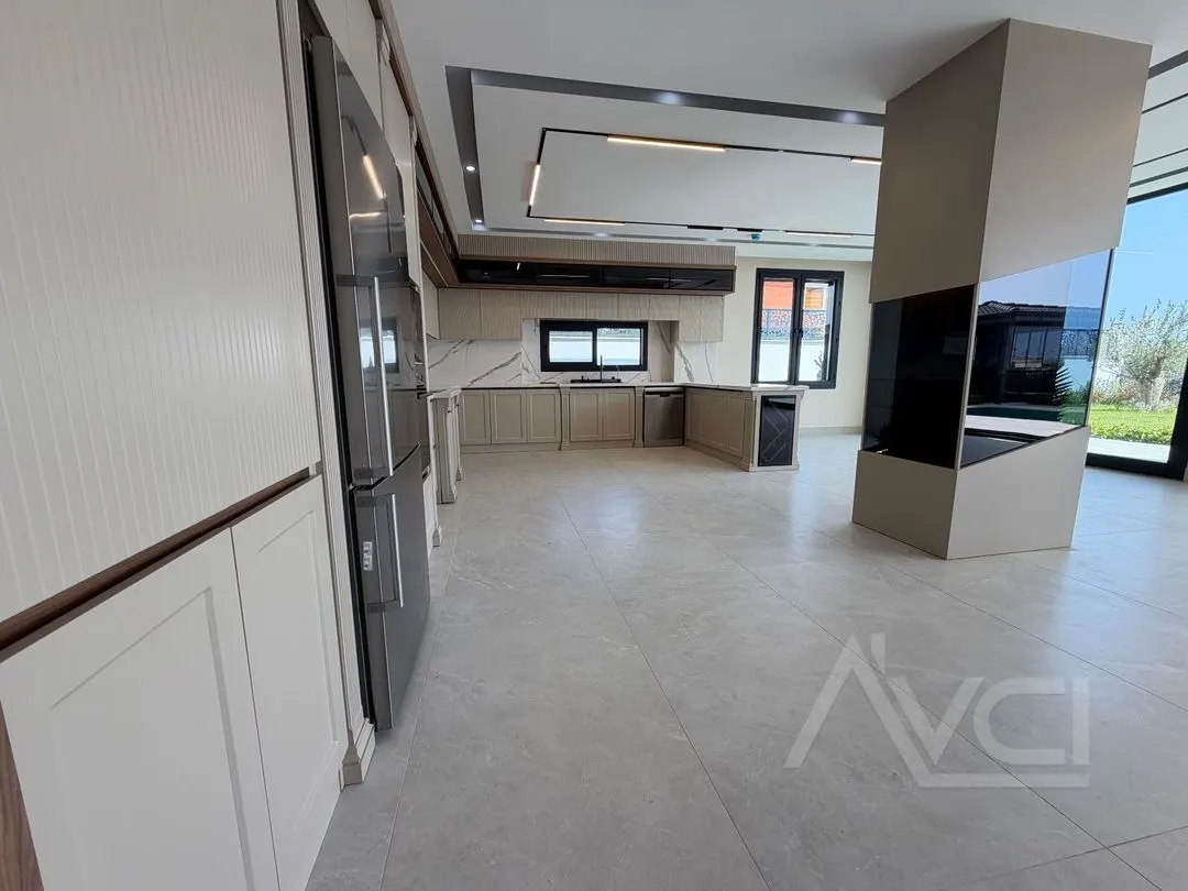 AVCI’DAN ALTINOLUKTA 700M2 İÇERİSİNDE BEYAZ KONAK