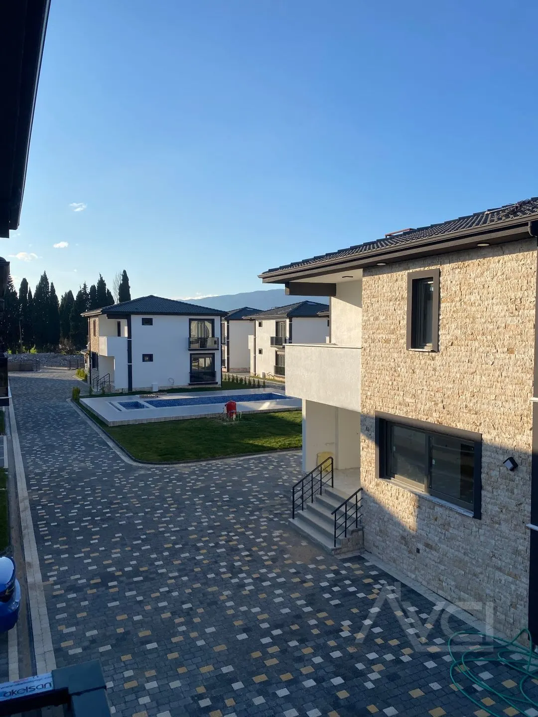 AVCI’DAN EDREMİT’TE ÇOK GENİŞ BAHÇELİ AYRI MUTFAKLI 2 KATLI GENİŞ VİLLA