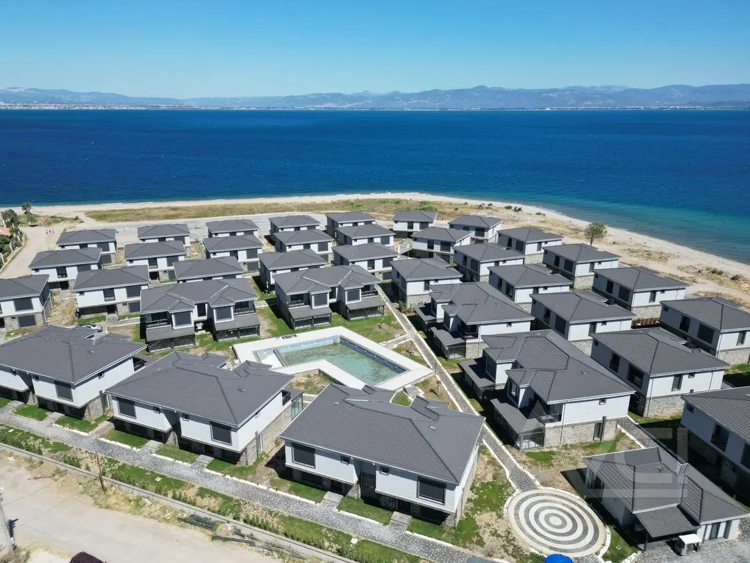 AVCI’DAN TEK YETKİ GÜRE DE DENİZE SIFIR SİTE HAVUZLU 3+1 VİLLA