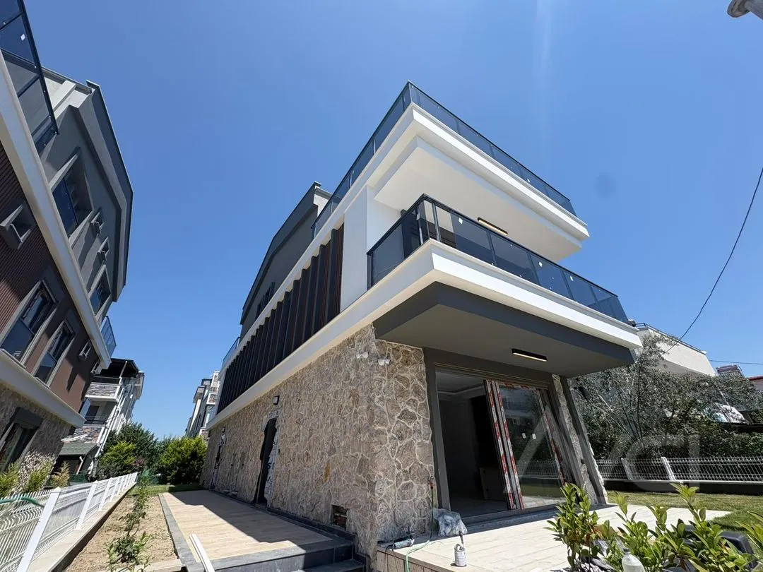 AVCI’DAN NARLI ALTINDA DENİZE 150MT 3+1 SIFIR VİLLA