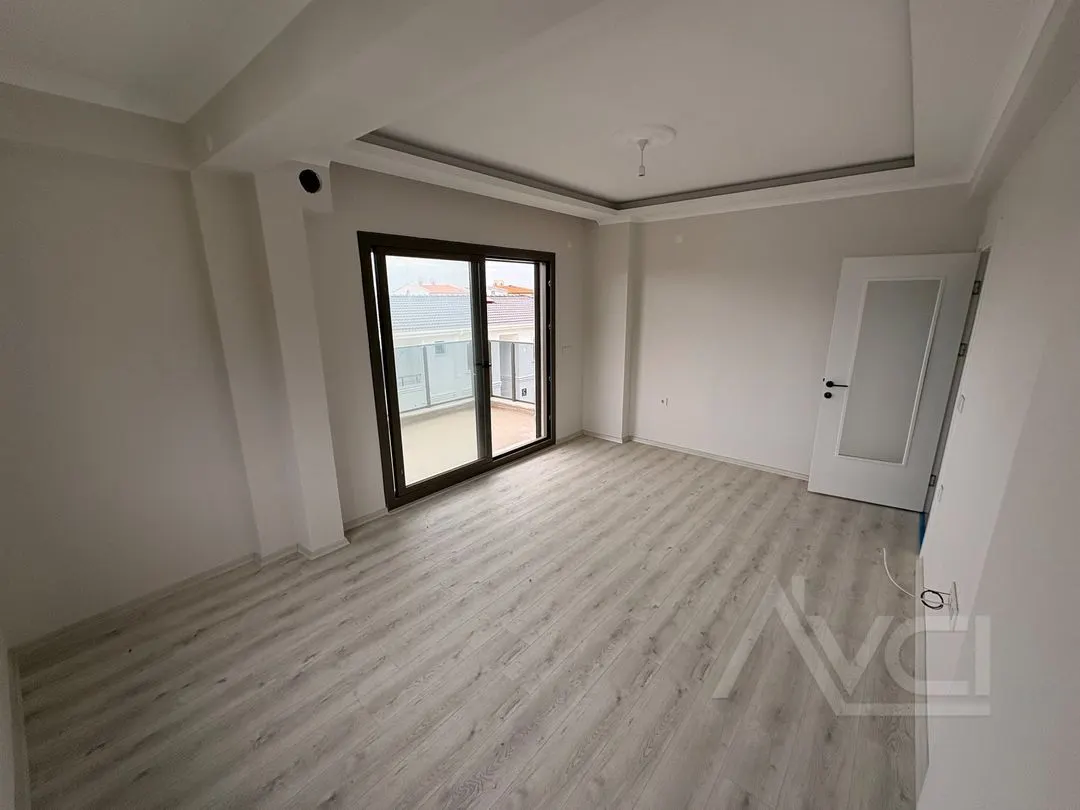 AVCI’DAN KÜCÜKKUYUDA YOLA YAKIN SİTE İÇİ ÜST KAT 2+1 DAİRE