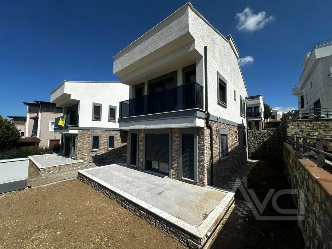 AVCI’DAN TAM MÜSTAKİL BAHÇEDEN DENİZ MANZARALI DENİZ250MT VİLLA