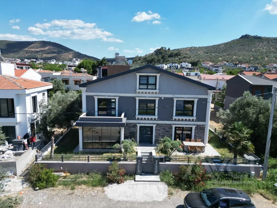 AVCI’DAN İSKELE’DE DENİZE SIFIR 5+2 300M2 VİLLA