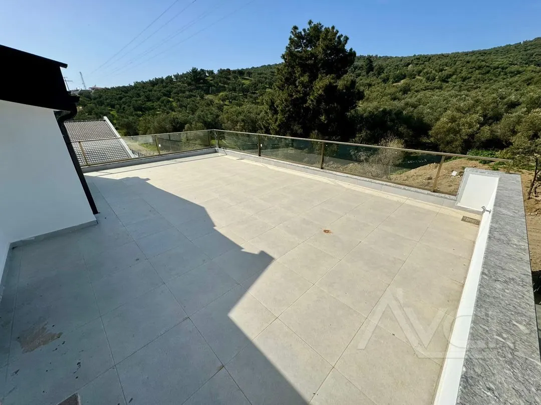 NARLIDA DENİZE 300MT 3+1 GENİŞ BAHÇE ALANI + HAVUZ  AYRI MUTFAK TERASLI