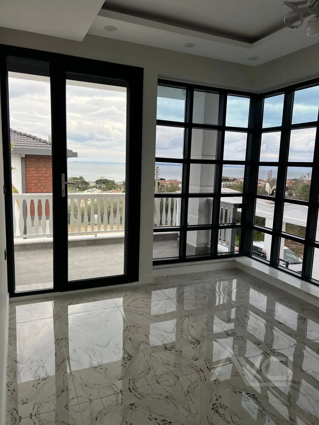 AVCI’DAN ALTINOLUK’TA 600M2 ARSA İÇİNDE BEYAZ KONAK