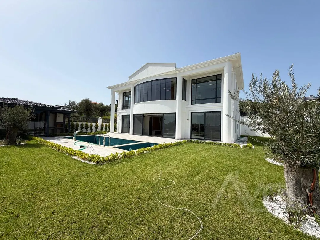 AVCI’DAN ALTINOLUKTA 700M2 İÇERİSİNDE BEYAZ KONAK