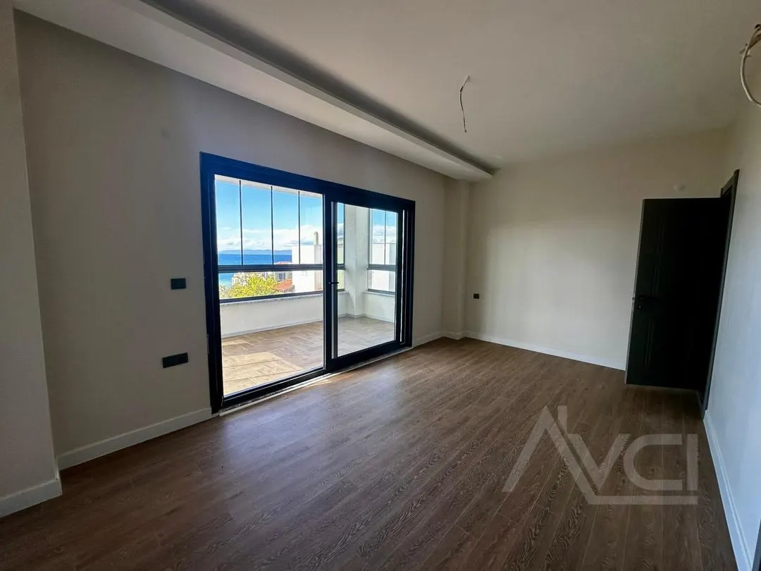 AVCI’DAN TAM MÜSTAKİL DENİZE 100MT DENİZ MANZARALI GİRİŞTE ODA VİLLA