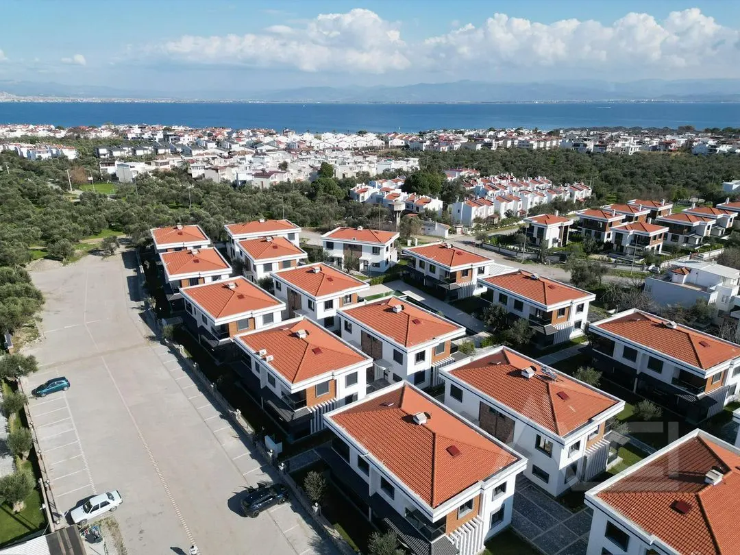AVCI’DAN 3+1 HAVUZLU DENİZE 200 MT FUL EŞYALI YOL CEPHELİ VİLLA