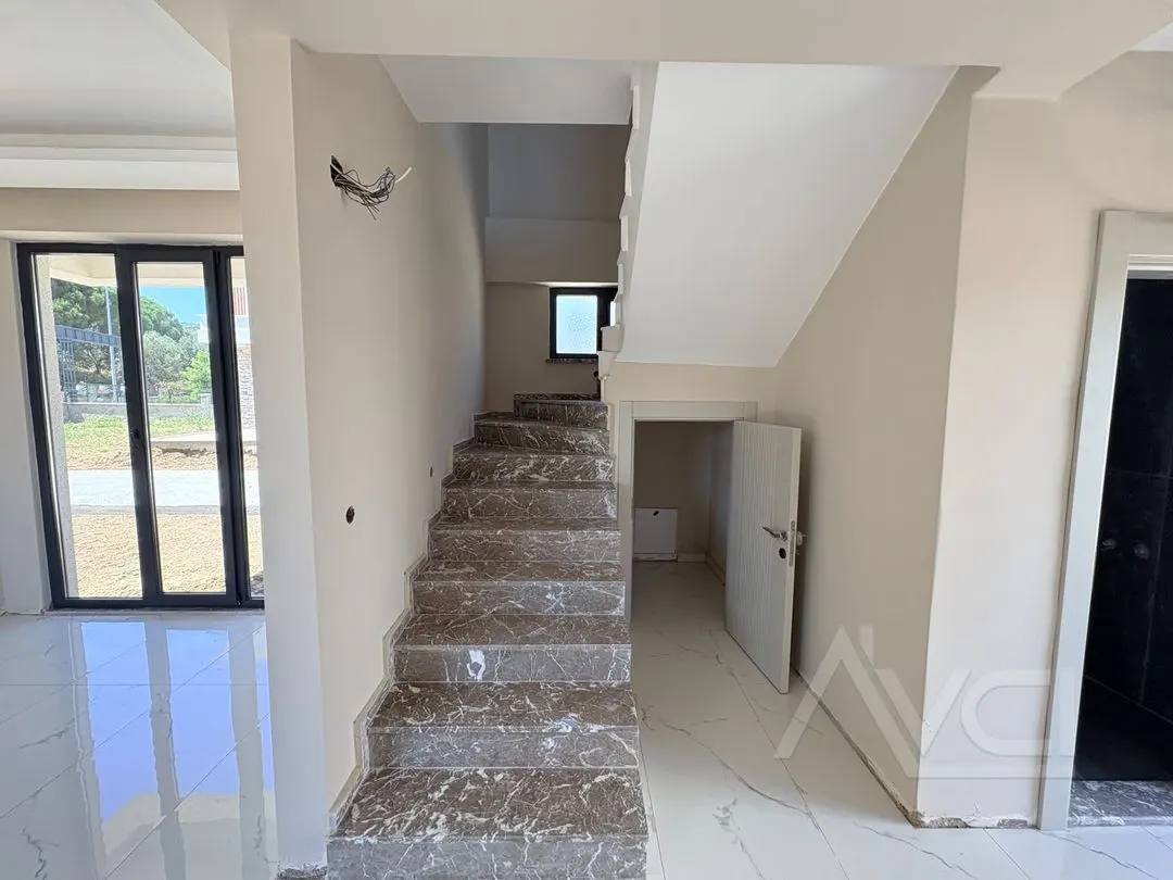 AVCI’DAN KÜÇÜKKUYU’DA YOL CEPHELİ SİTE İÇERİSİNDE 3+1 SIFIR VİLLA