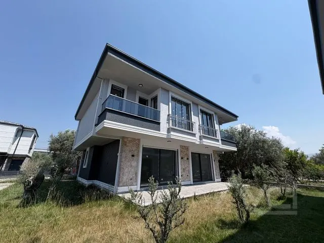 AVCI’DAN KÜÇÜKKUYUDA HAVUZLU SİTE İÇERİSİNDE 3+1 VİLLA