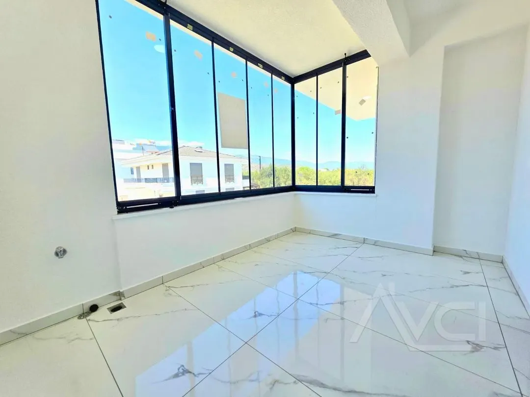 AVCI’DAN 4+1 GİRİŞTE ODALI AYRI MUTFAK DENİZE 350MT VİLLA