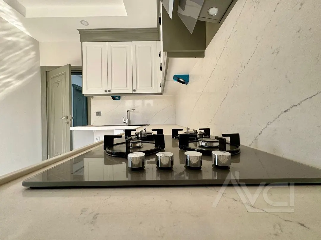 NARLIDA DENİZE 300MT 3+1 GENİŞ BAHÇE ALANI + HAVUZ  AYRI MUTFAK TERASLI