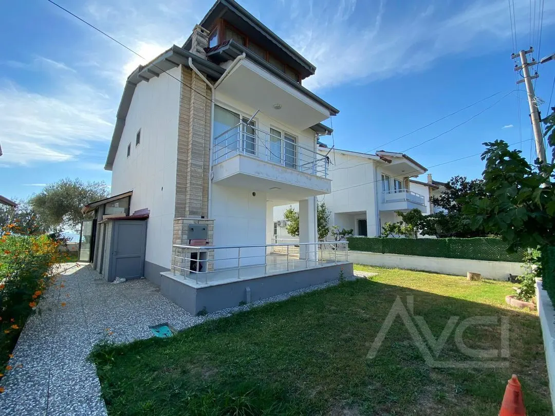 FENERDE DENİZE SIFIR 300M2 ARSA TAM MÜSTAKİL 5+1 VİLLA
