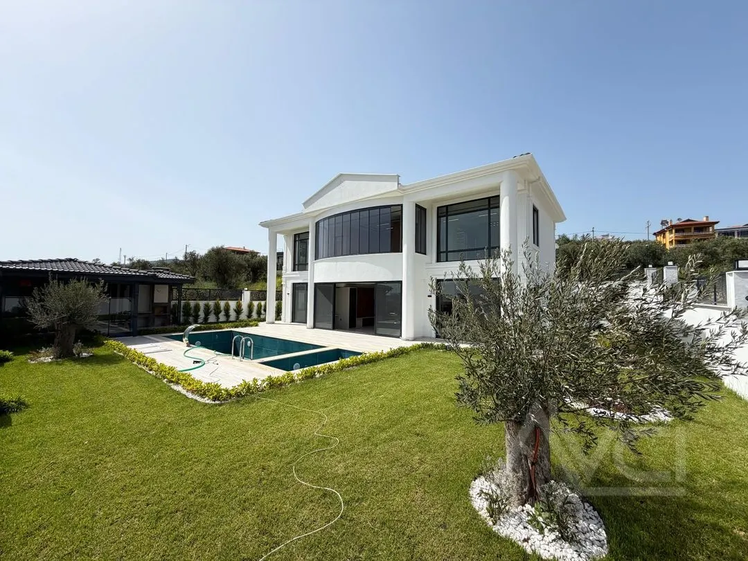 AVCI’DAN ALTINOLUKTA 700M2 İÇERİSİNDE BEYAZ KONAK