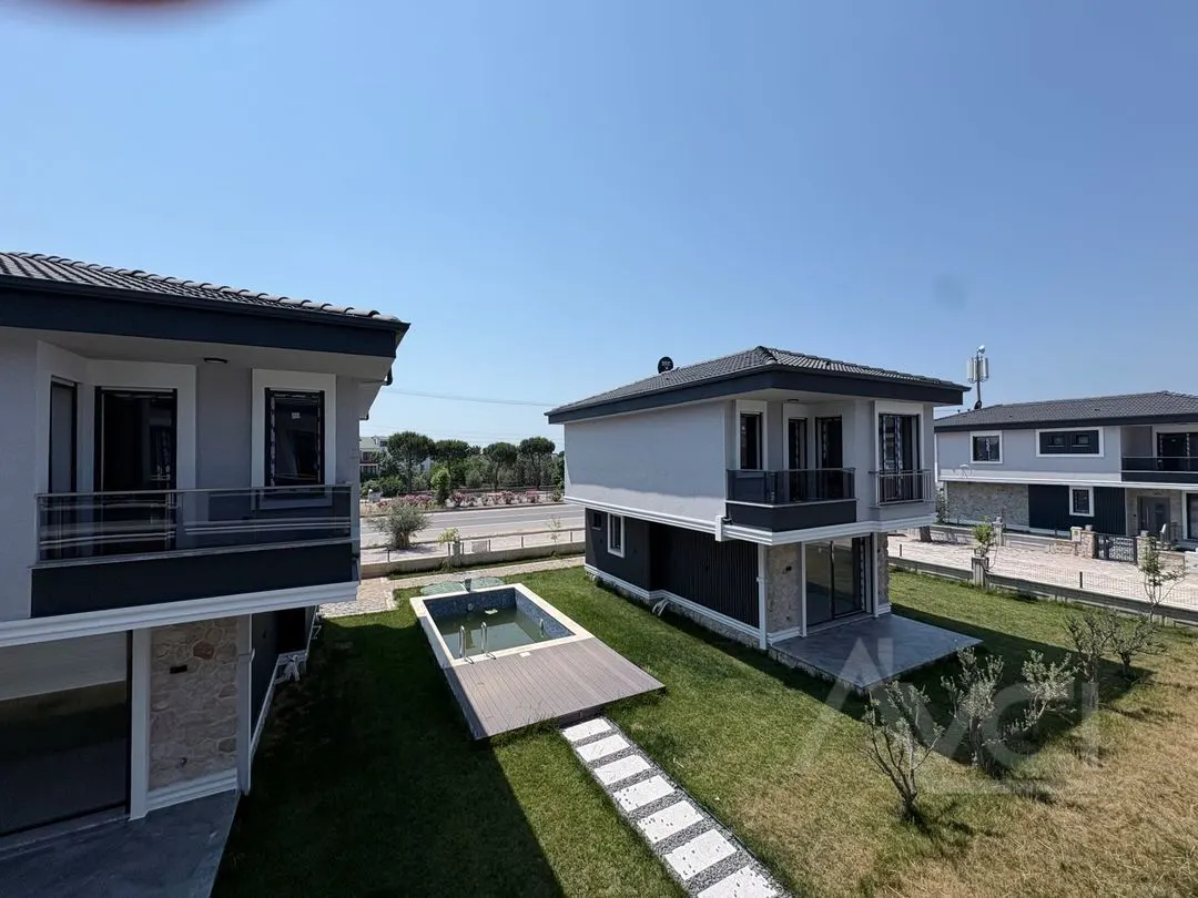 AVCI’DAN KÜÇÜKKUYUDA HAVUZLU SİTE İÇERİSİNDE 3+1 VİLLA