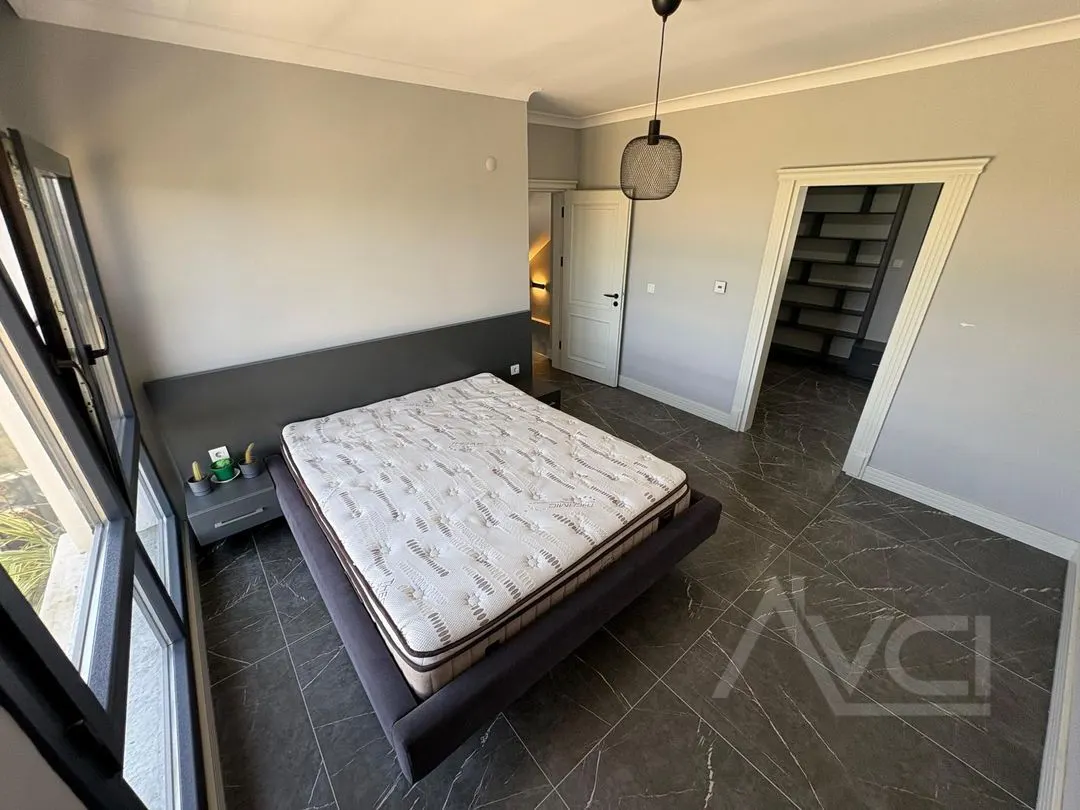 AVCI’DAN İSKELE’DE DENİZE SIFIR 5+2 300M2 VİLLA