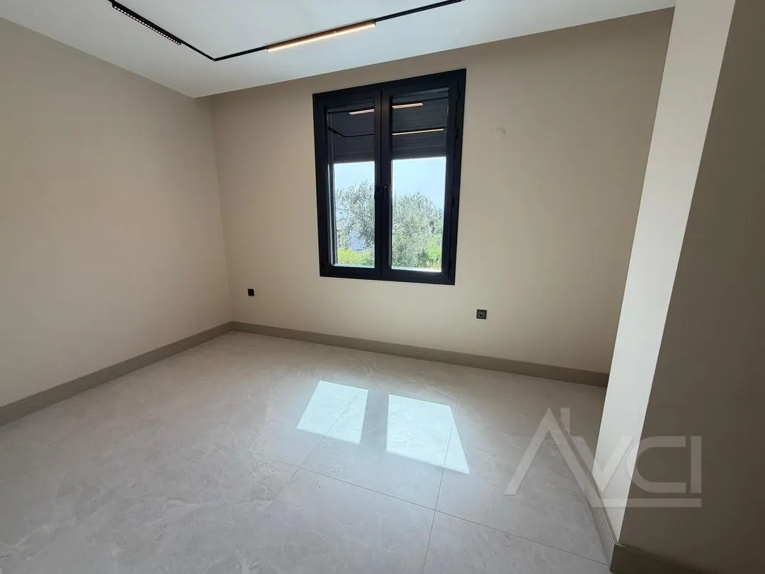 AVCI’DAN ALTINOLUKTA 700M2 İÇERİSİNDE BEYAZ KONAK