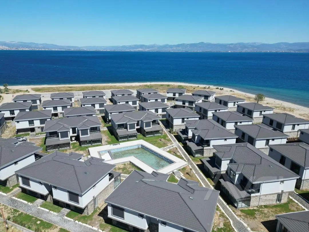 AVCI’DAN TEK YETKİ GÜRE DE DENİZE SIFIR SİTE HAVUZLU 3+1 VİLLA