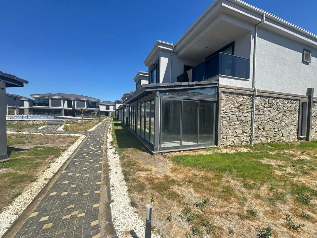 AVCI’DAN TEK YETKİ GÜRE DE DENİZE SIFIR SİTE HAVUZLU 3+1 VİLLA