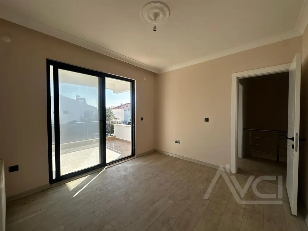 AVCI’DAN YOLUN ALTI DENİZE 100MT HAVUZLU SIFIR VİLLA