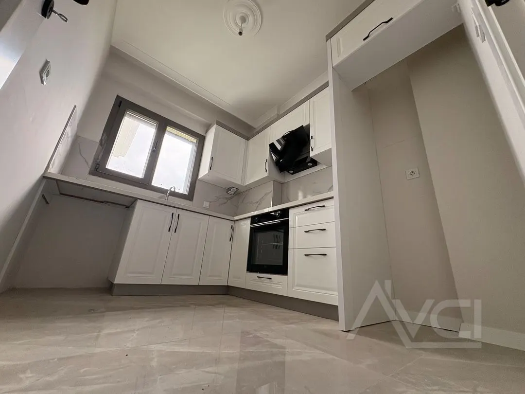 AVCI’DAN KÜCÜKKUYUDA YOLA YAKIN SİTE İÇİ ÜST KAT 2+1 DAİRE