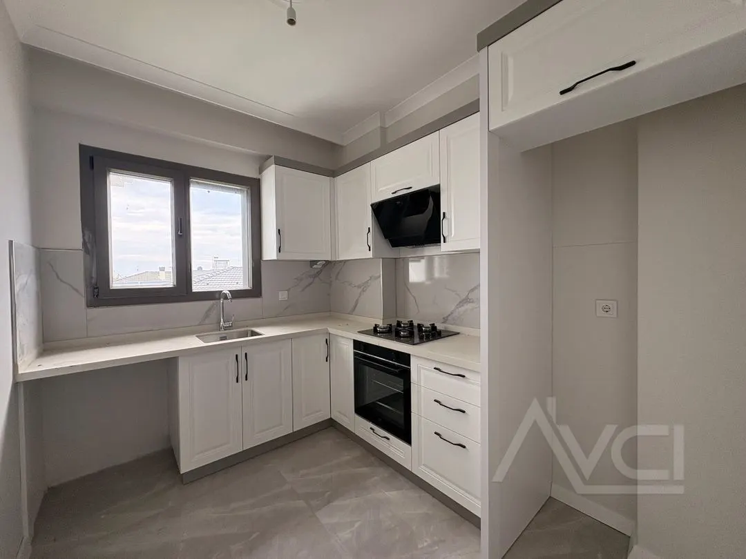 AVCI’DAN KÜCÜKKUYUDA YOLA YAKIN SİTE İÇİ ÜST KAT 2+1 DAİRE