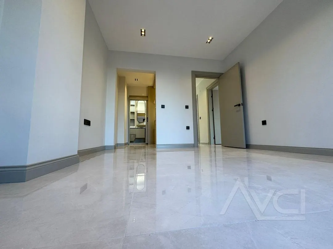 AVCI’DAN YÜRÜYÜŞ YOLUNDA CEPHELİ 400M2 ARSA İÇİNDE VİLLA