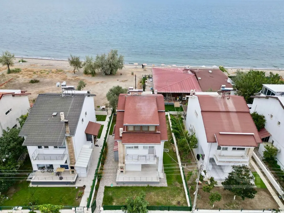 FENERDE DENİZE SIFIR 300M2 ARSA TAM MÜSTAKİL 5+1 VİLLA