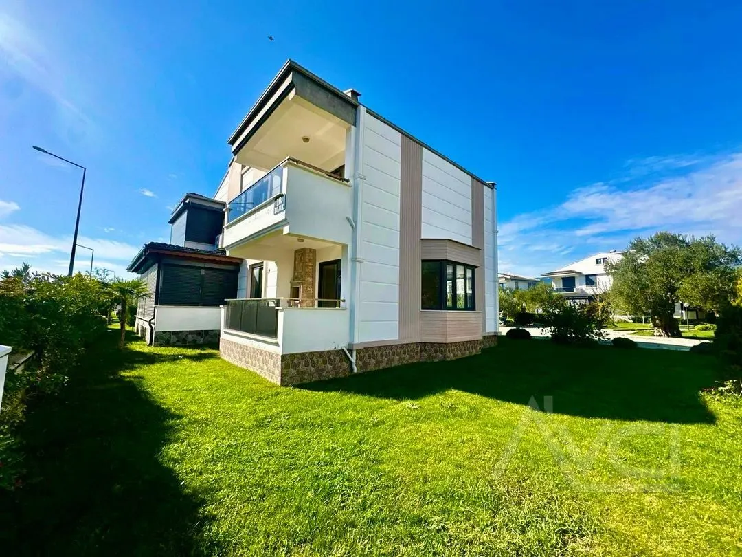 AVCI’DAN YOLUN ALTI DENİZE 100MT HAVUZLU SIFIR VİLLA