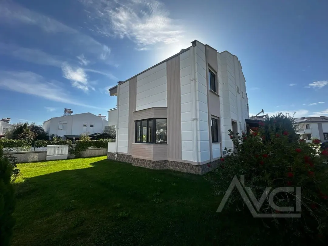 AVCI’DAN YOLUN ALTI DENİZE 100MT HAVUZLU SIFIR VİLLA