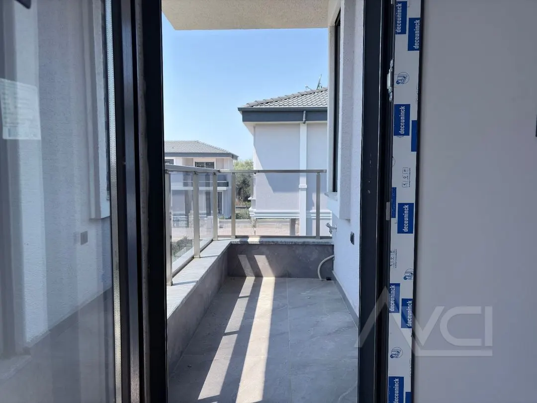 AVCI’DAN KÜÇÜKKUYUDA HAVUZLU SİTE İÇERİSİNDE 3+1 VİLLA