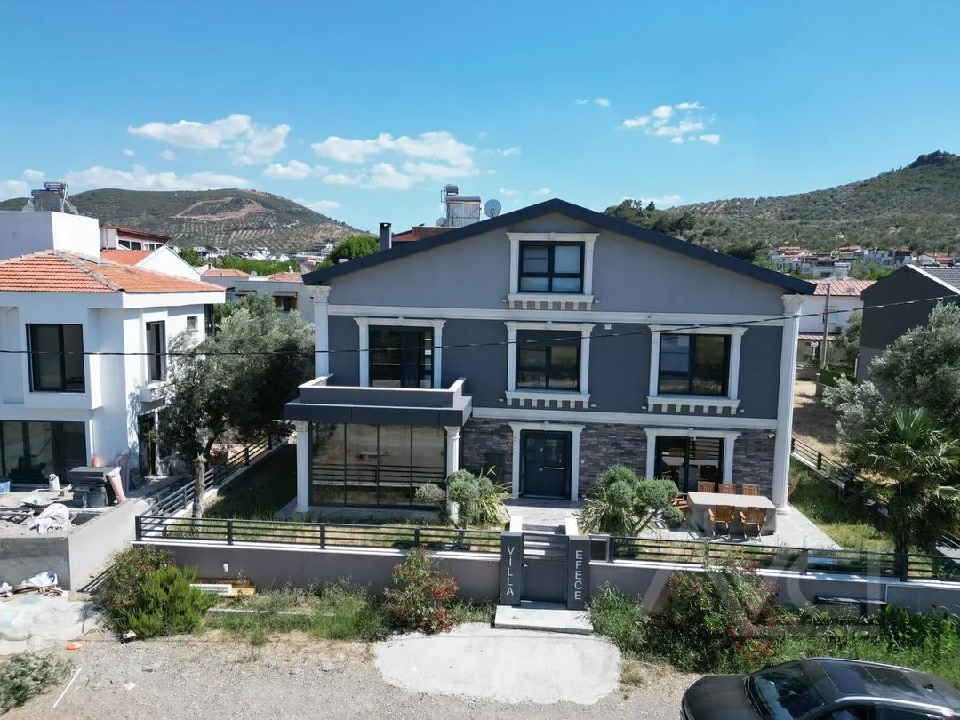 AVCI’DAN İSKELE’DE DENİZE SIFIR 5+2 300M2 VİLLA