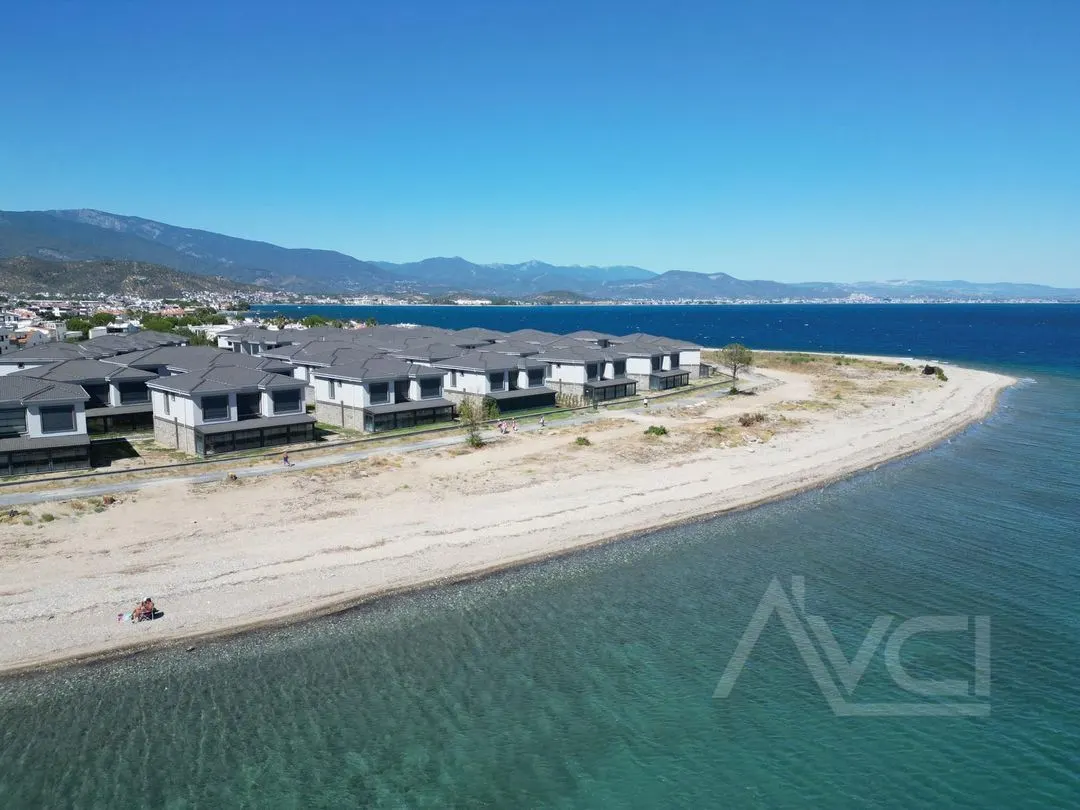AVCI’DAN TEK YETKİ GÜRE DE DENİZE SIFIR SİTE HAVUZLU 3+1 VİLLA