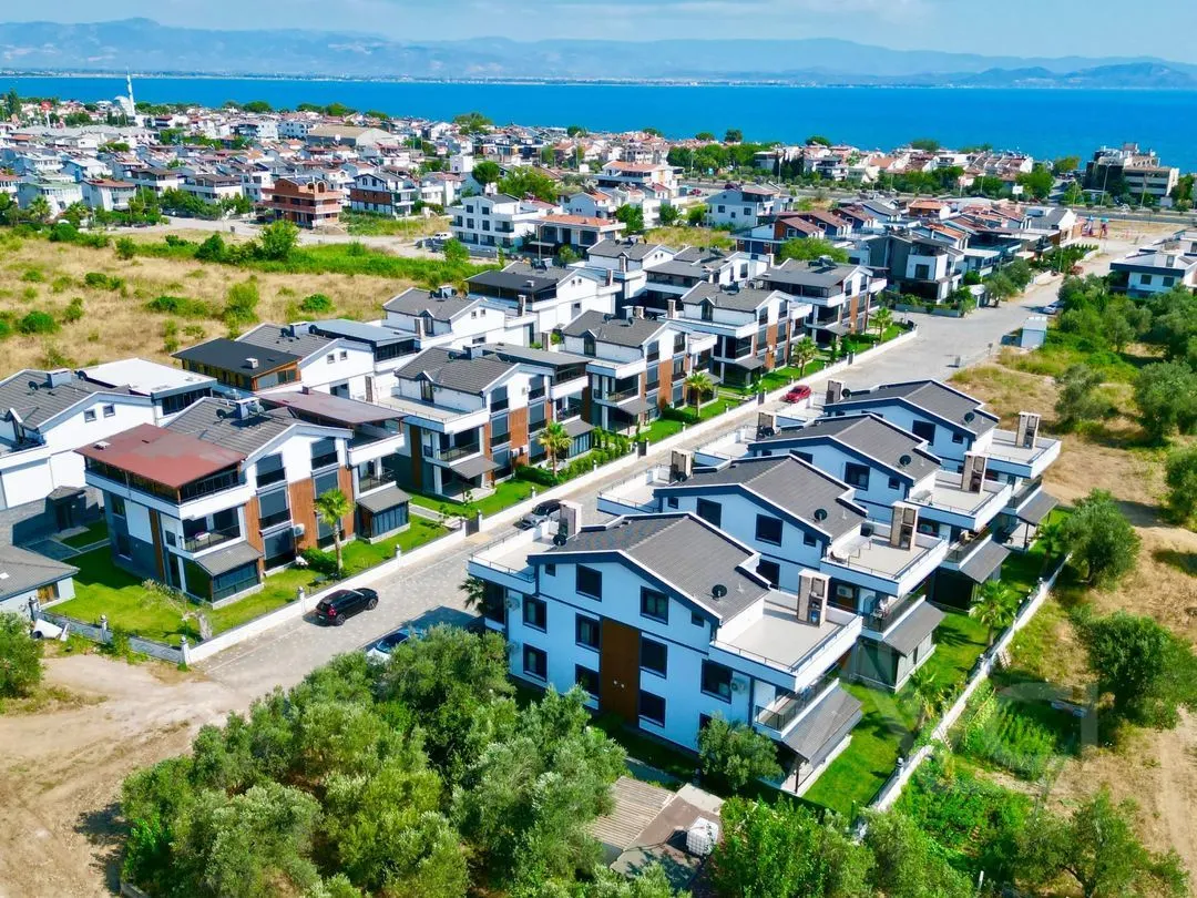 AVCI GAYRİMENKUL’DEN DENİZE 300 METRE 3+1 HAVUZLU SİTE  MUTFAK AYRI