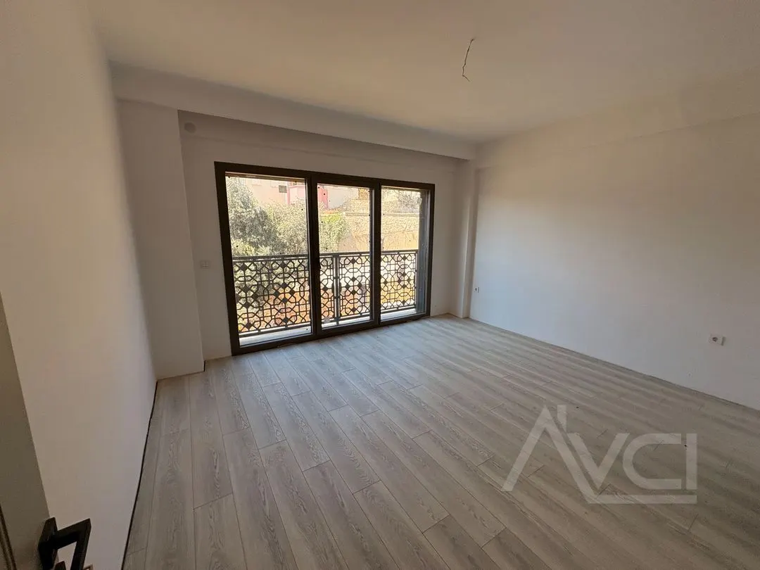 AVCI’DAN  4+1 GİRİŞTE ODALI DENİZE  YAKIN SİTE İÇİ SIFIR VİLLA
