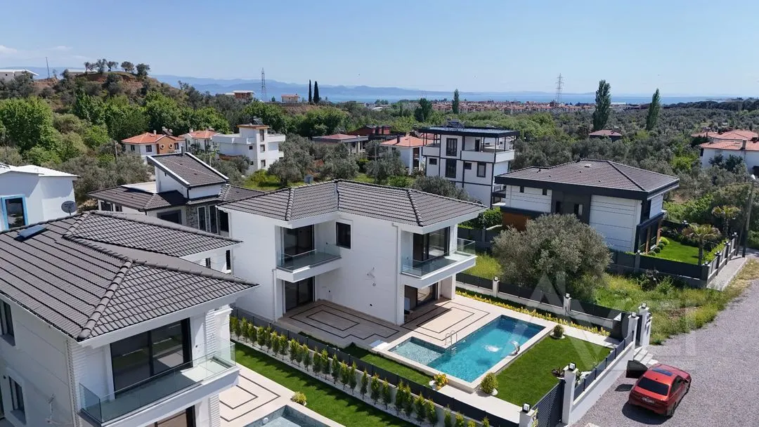 AVCI’DAN YÜRÜYÜŞ YOLU DİBİNDE TAM MÜSTAKİL LÜX HAVUZLU VİLLA