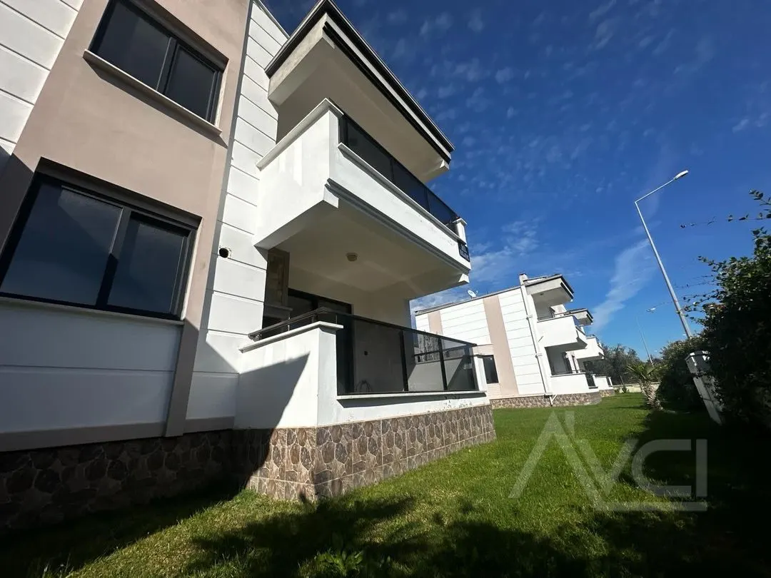 AVCI’DAN YOLUN ALTI DENİZE 100MT HAVUZLU SIFIR VİLLA