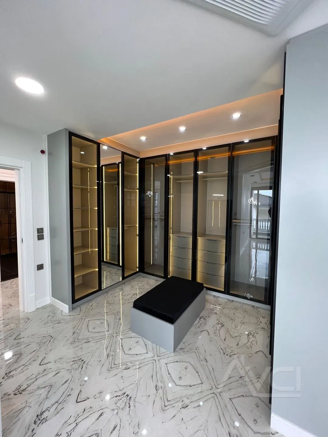 AVCI’DAN ALTINOLUK’TA 600M2 ARSA İÇİNDE BEYAZ KONAK