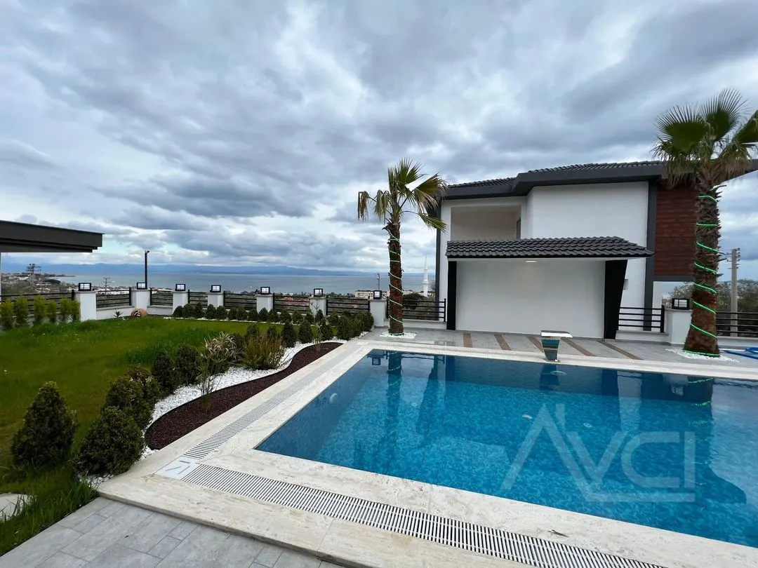 AVCI’DAN ALTINOLUK’TA 600M2 ARSA İÇİNDE BEYAZ KONAK