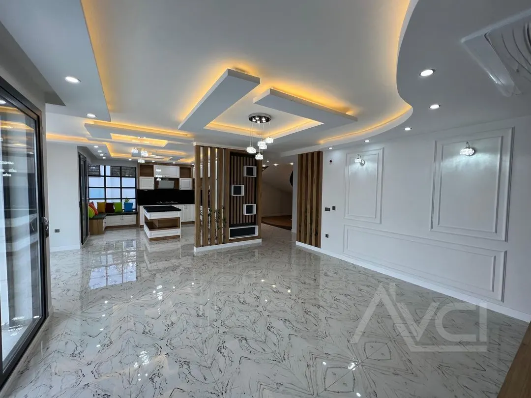 AVCI’DAN ALTINOLUK’TA 600M2 ARSA İÇİNDE BEYAZ KONAK