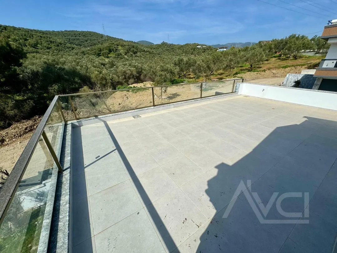 NARLIDA DENİZE 300MT 3+1 GENİŞ BAHÇE ALANI + HAVUZ  AYRI MUTFAK TERASLI