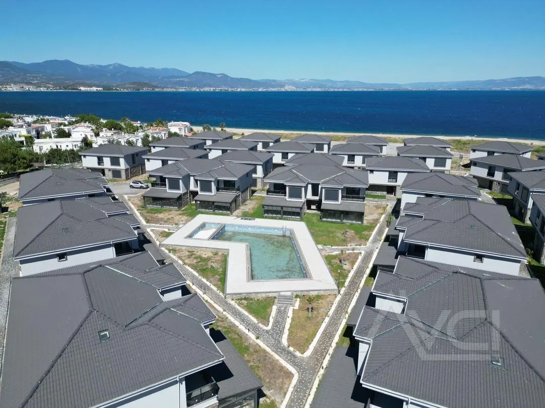 AVCI’DAN TEK YETKİ GÜRE DE DENİZE SIFIR SİTE HAVUZLU 3+1 VİLLA