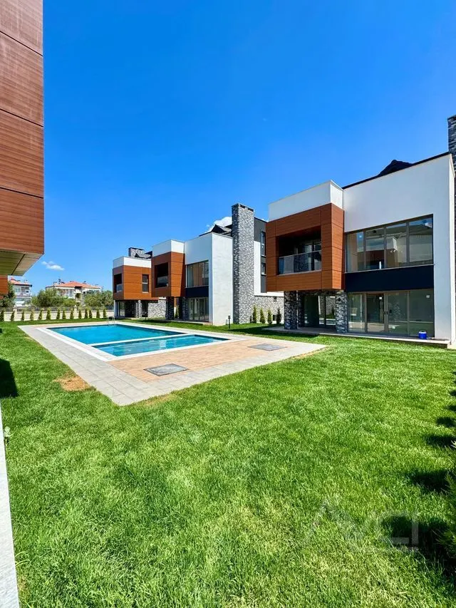 AVCI'DAN YOLUN ALTINDA TAM MÜSTAKİL HAVUZLU LOFT VİLLA